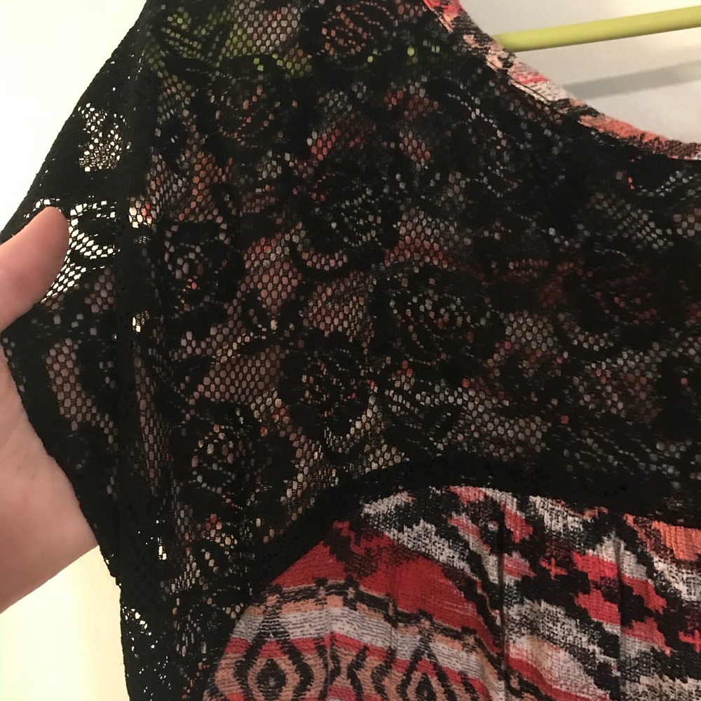Abstract Pattern Top with Lace - Picture 6 of 6